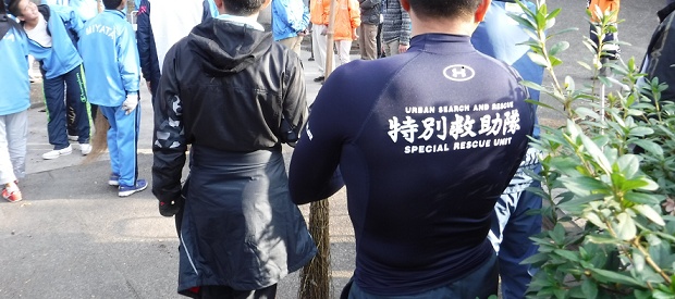 園内の落葉清掃の写真