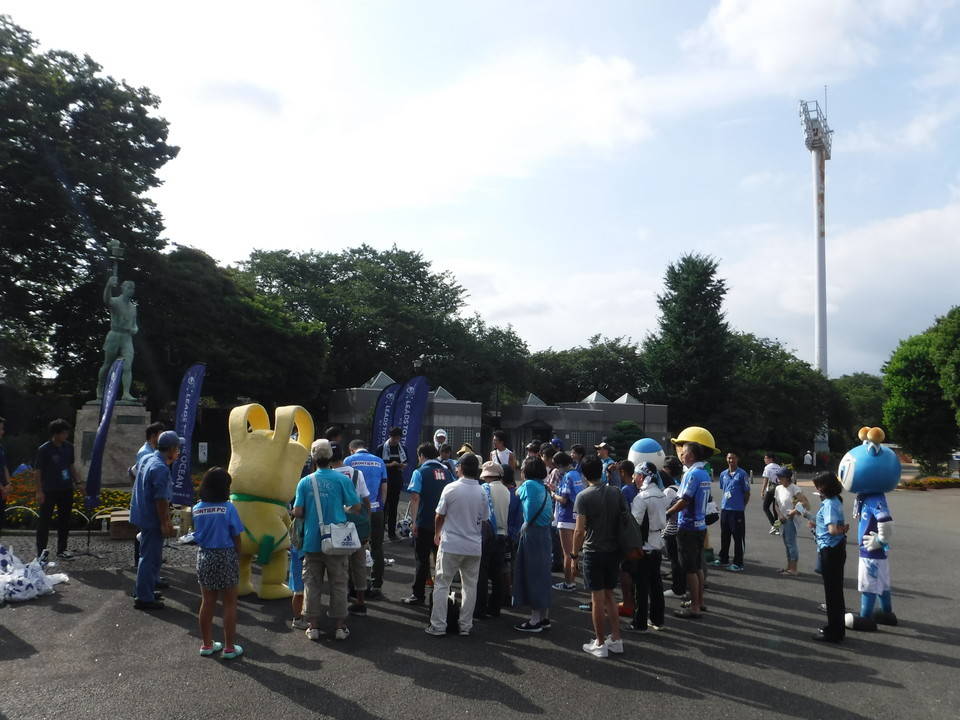 横浜FCとサポーターの皆さんが環境活動で『「Clean up大作戦！」三ツ沢公園をみんなでキレイにしよう！』を行いました！の写真