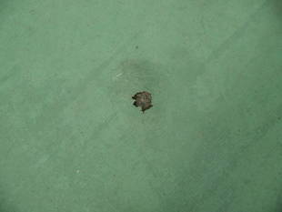 陸上競技場　タータンの穴修繕しました！