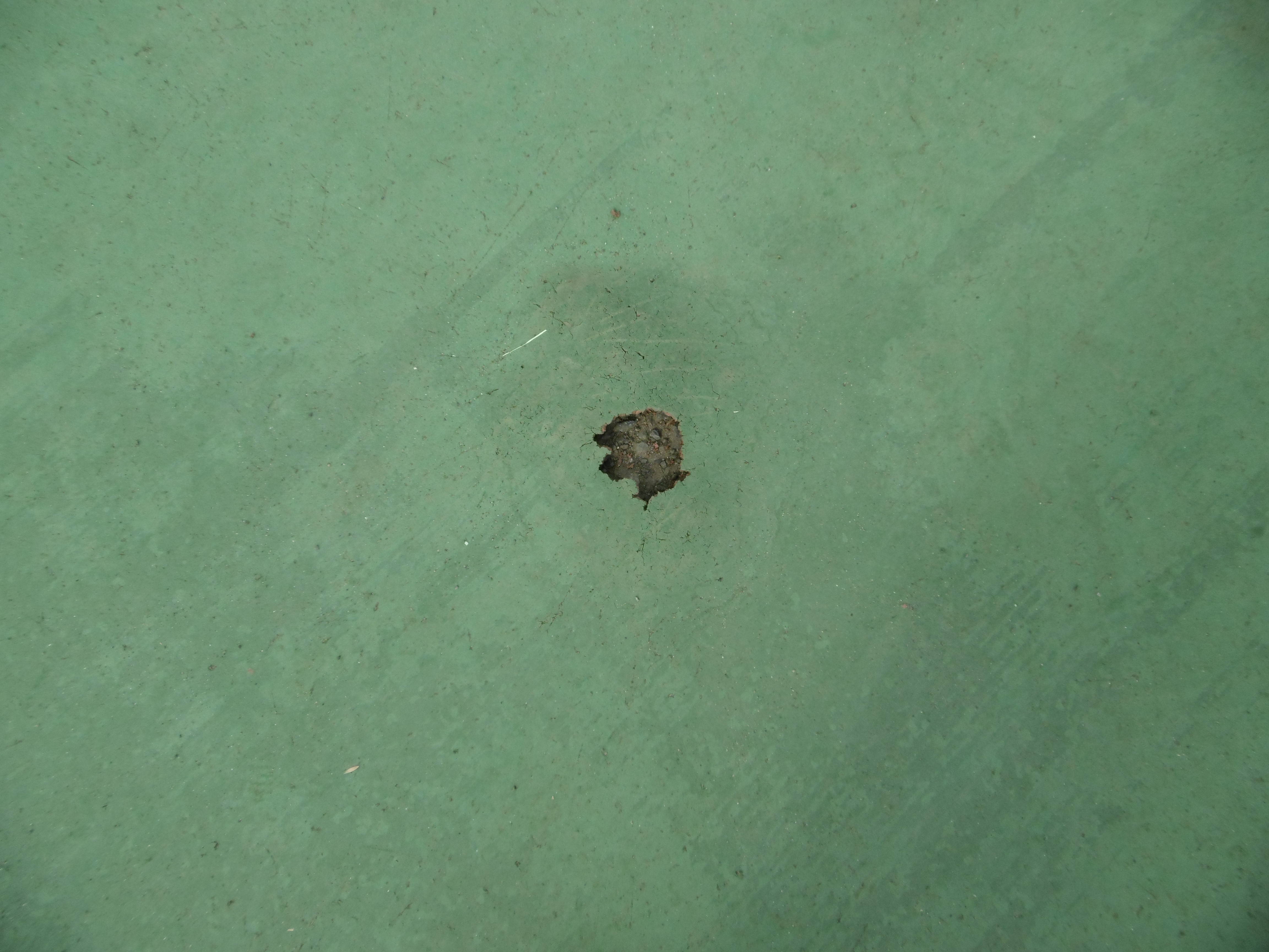 陸上競技場 タータンの穴修繕しました!の写真