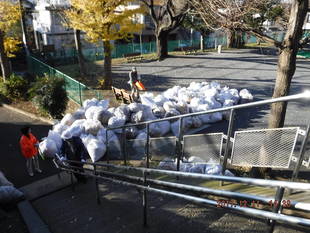 「子どもの遊び場」の落ち葉清掃を行ないました。