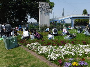 日本発条株式会社（ニッパツ）の皆さんが公園内美化活動を行ないました。