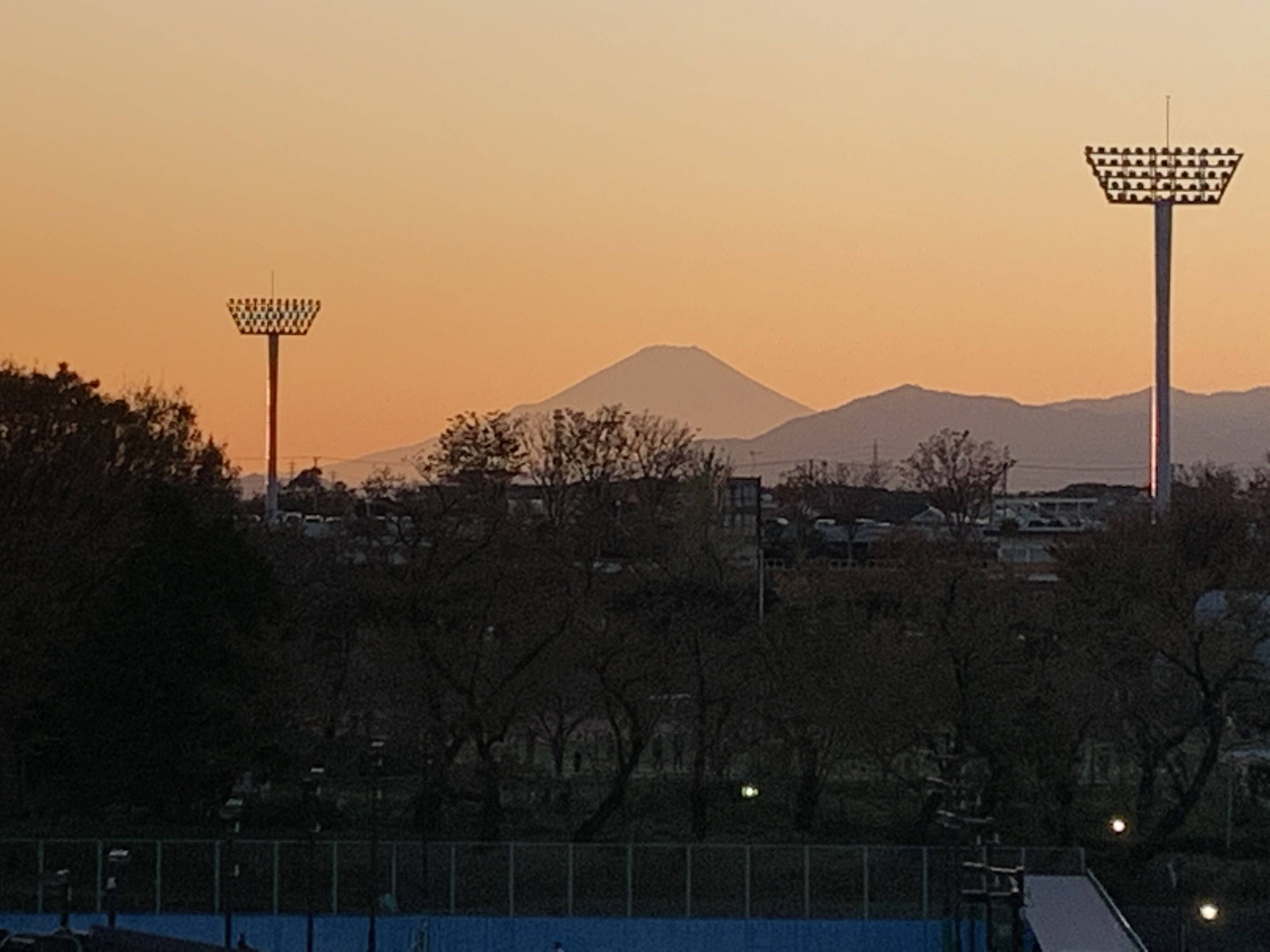 三ツ沢公園周辺からの富士山（夕焼け）の写真