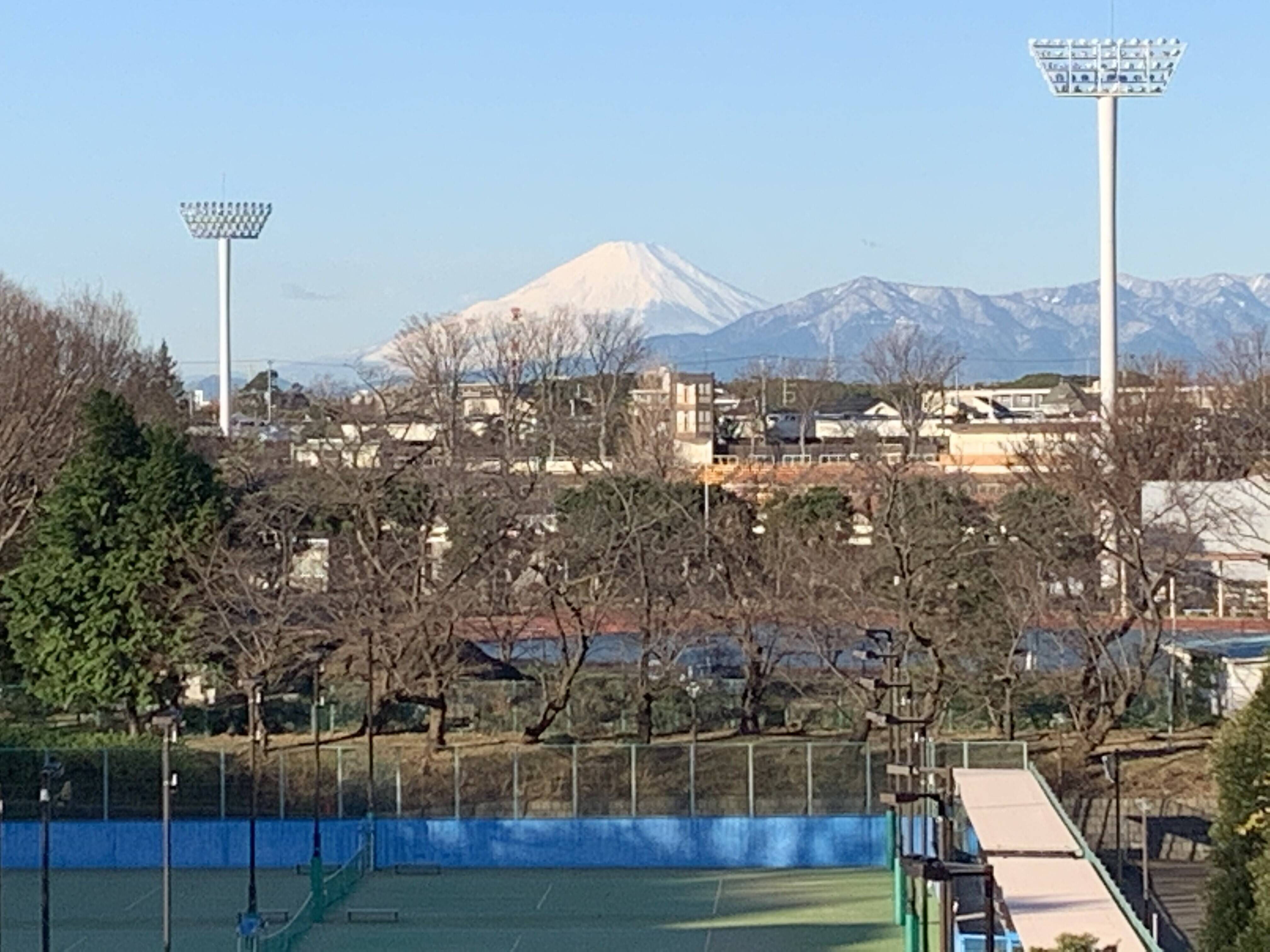 三ツ沢総合グランド入口歩道橋からの富士山の写真