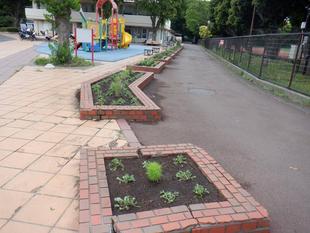 夏の花植え~レンガ花壇