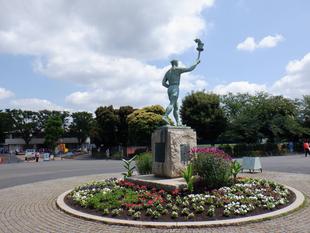 夏の花植え~平沼像花壇