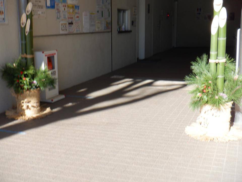 第一レストハウス入口に門松を飾りましたの写真