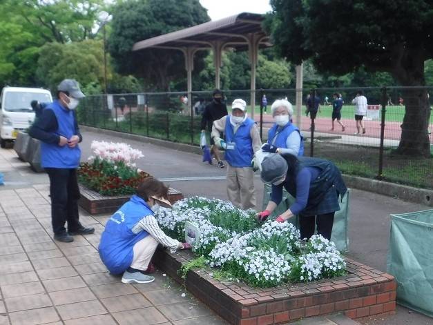 園内花壇除草作業の写真