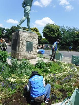 園内主園路及び平沼像の除草・土壌づくり