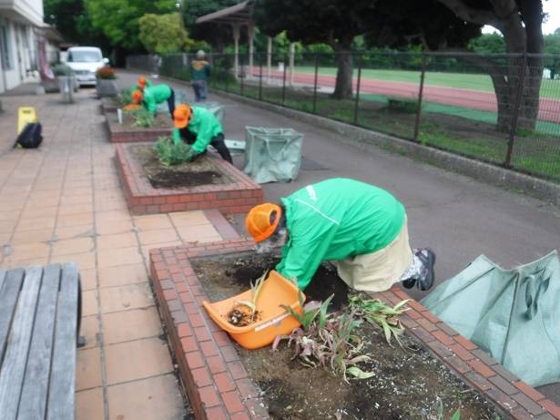 園内花壇の除草作業の写真