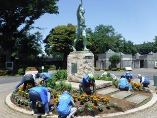 夏の花植え~主園路・平沼像