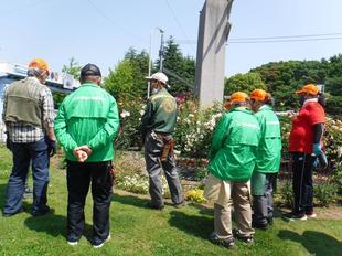 園内花壇の除草作業