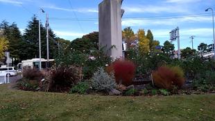 ナチュラルスティクガーデンの花の植栽　２