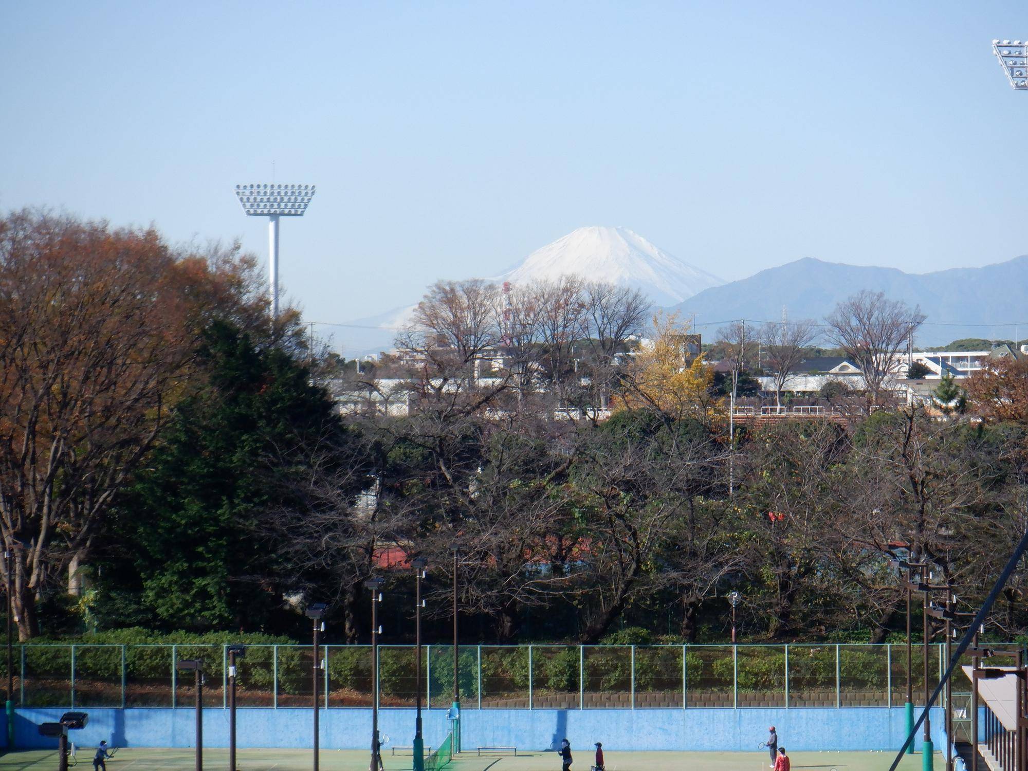 三ツ沢歩道橋から望む富士山の写真