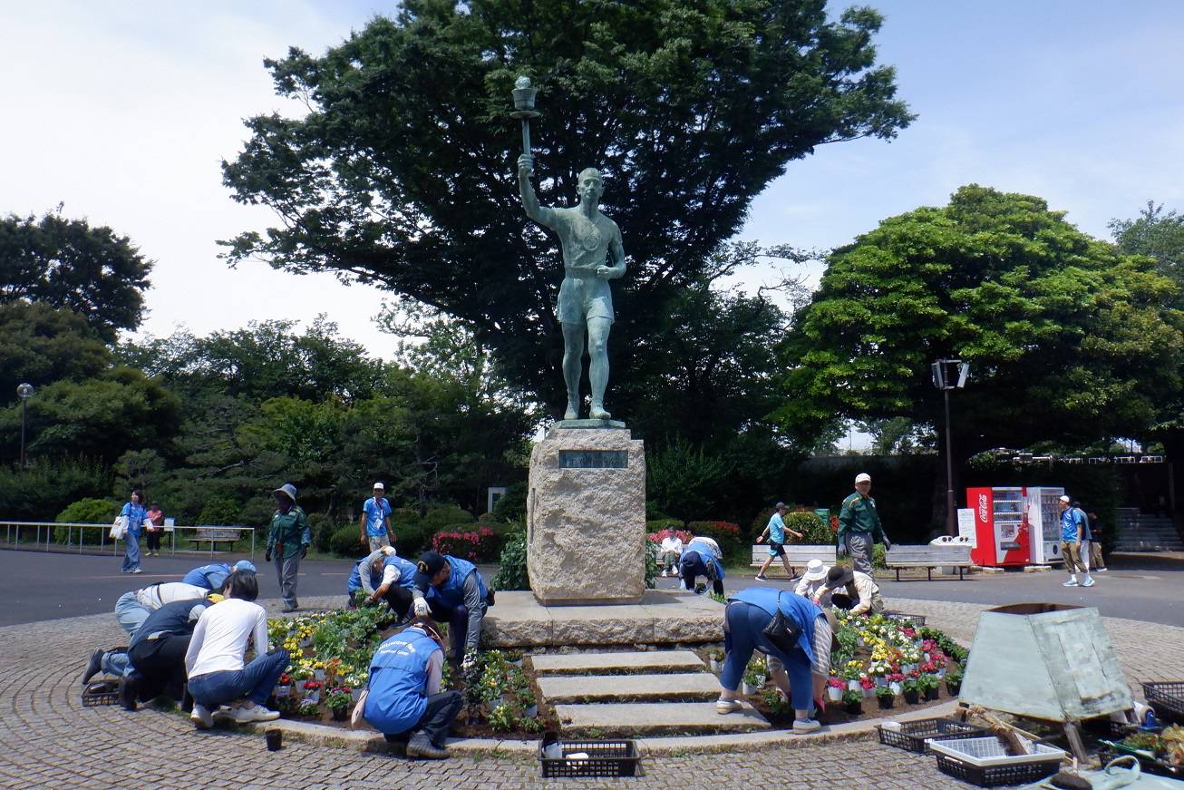 ボランティア団体さんによる夏苗の植付の写真