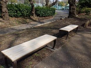 園内ベンチがリニューアルしています