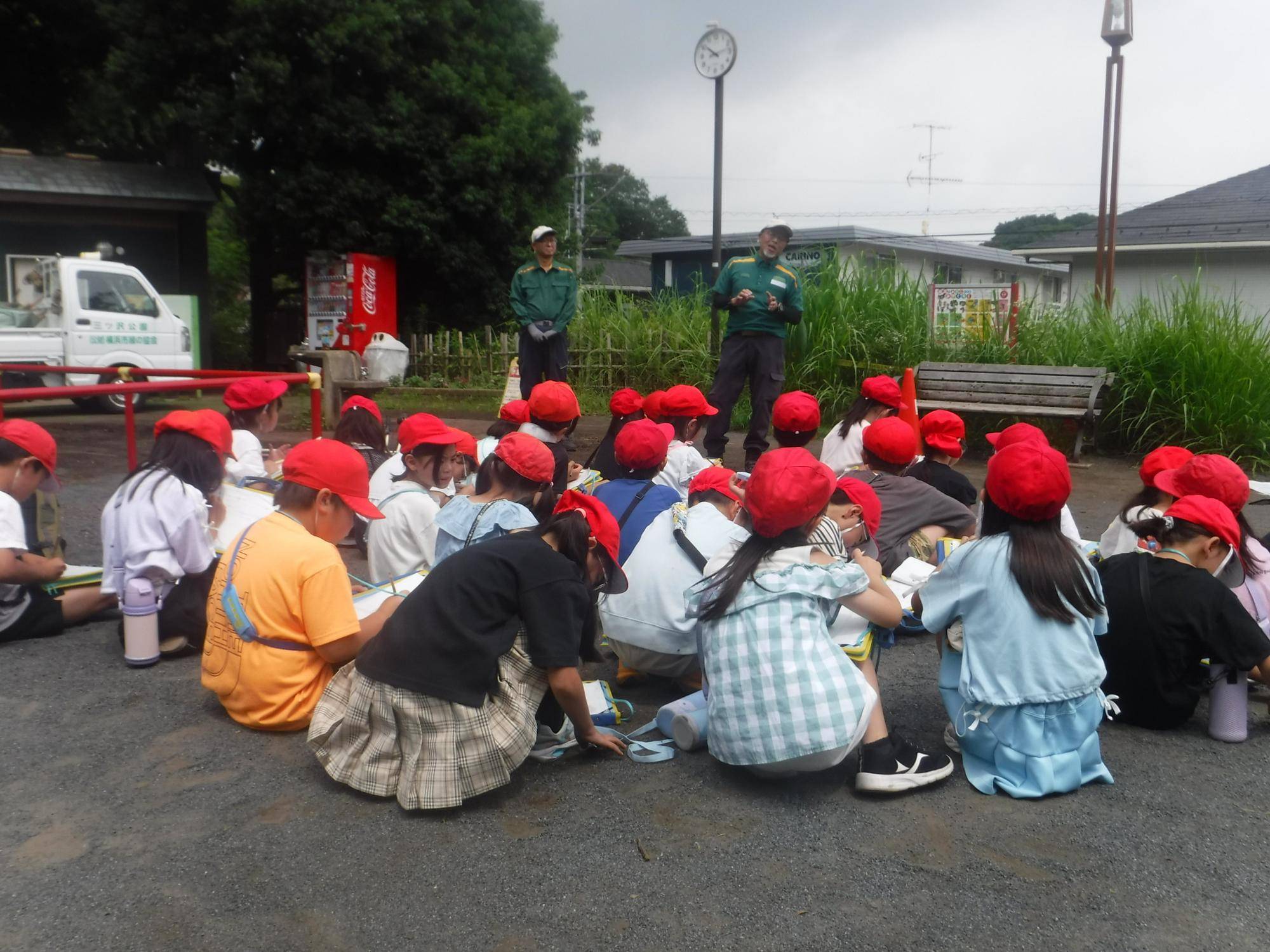 三ツ沢小学校2年生　「公園のお仕事を教えて」の写真