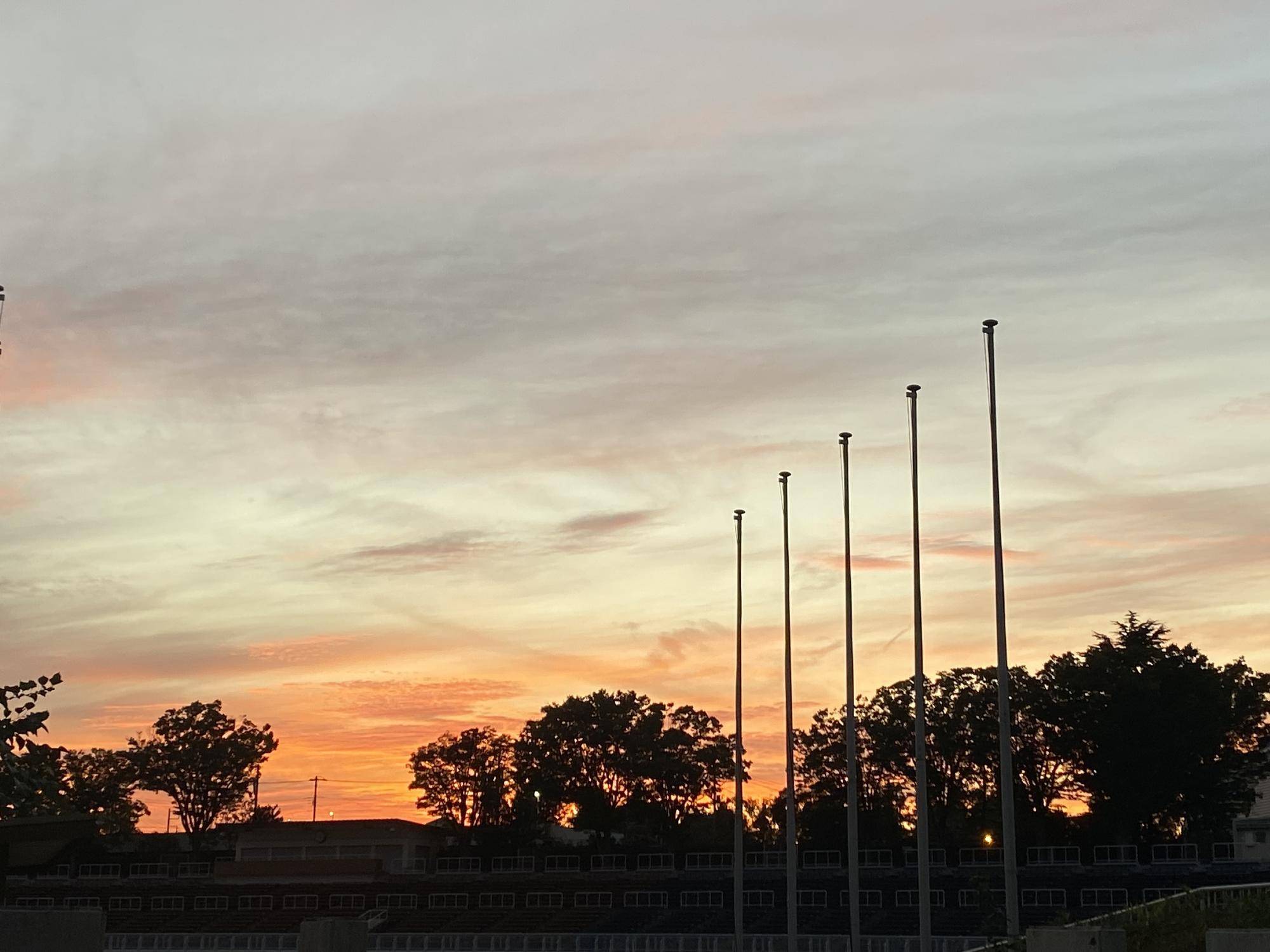 陸上競技場と夕焼け.jpeg