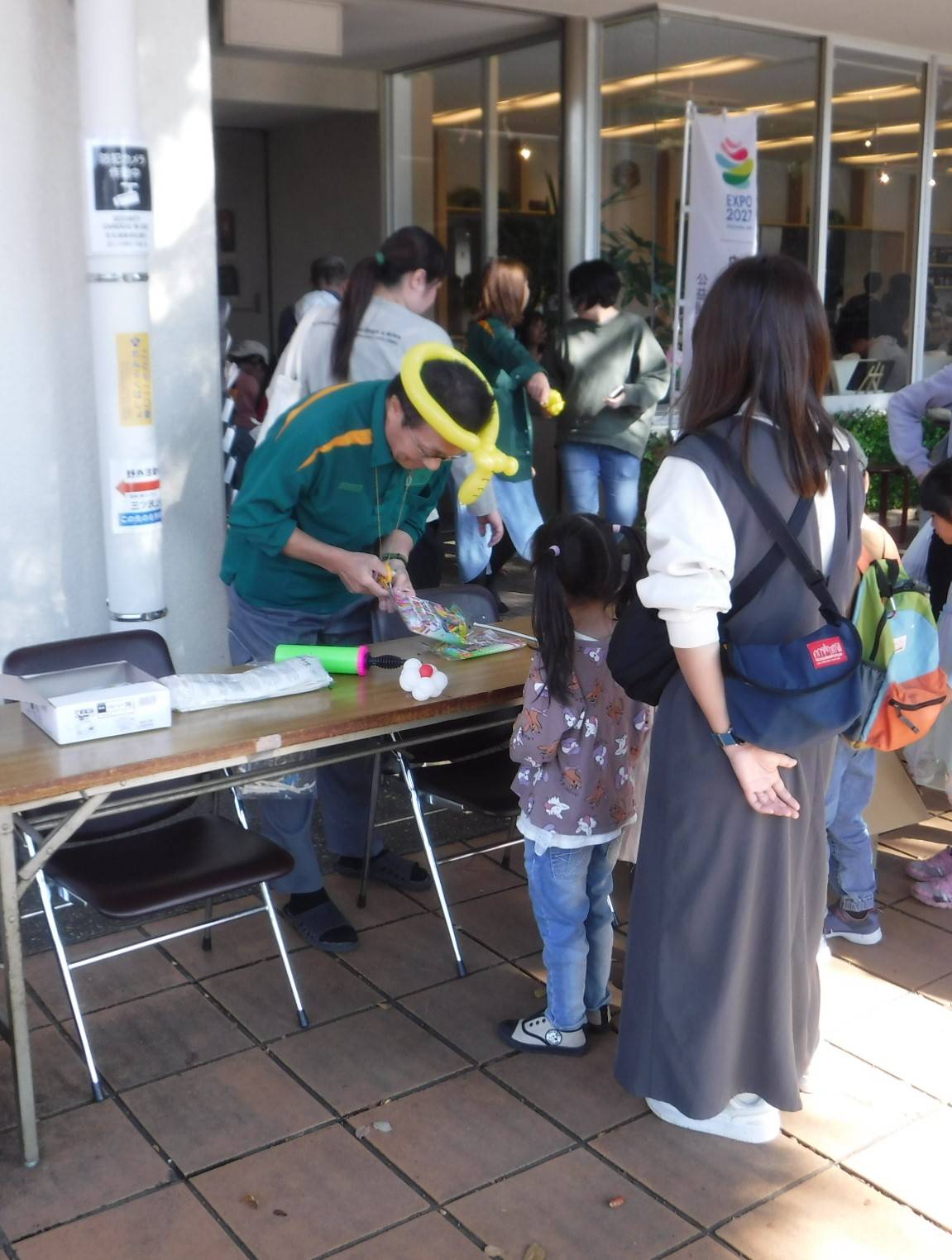 〇バルーン1 右4人カット済.jpg