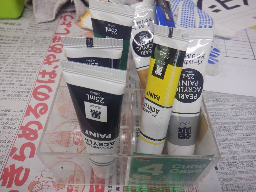 アクリル絵の具.jpg
