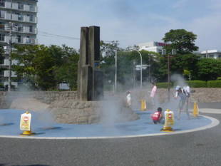 毎日、暑い日が続きますね～(>_<)中央広場のミストで涼みませんか~♪