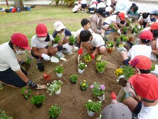近隣の並木中央小学校の生徒さんと【花植えイベント】開催♪
