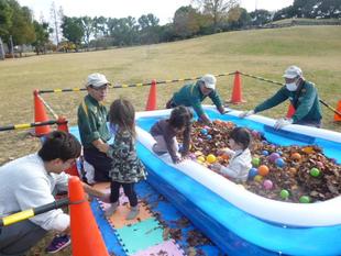 【落ち葉＆ボールプール】＆【遊具の使い方教室】を開催したよ♪