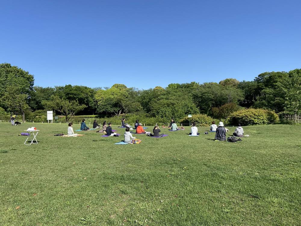 毎週土曜日はパークヨガを開催しています。の写真