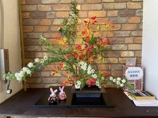 【森のテラスカフェ】春のいけばなをお楽しみください。