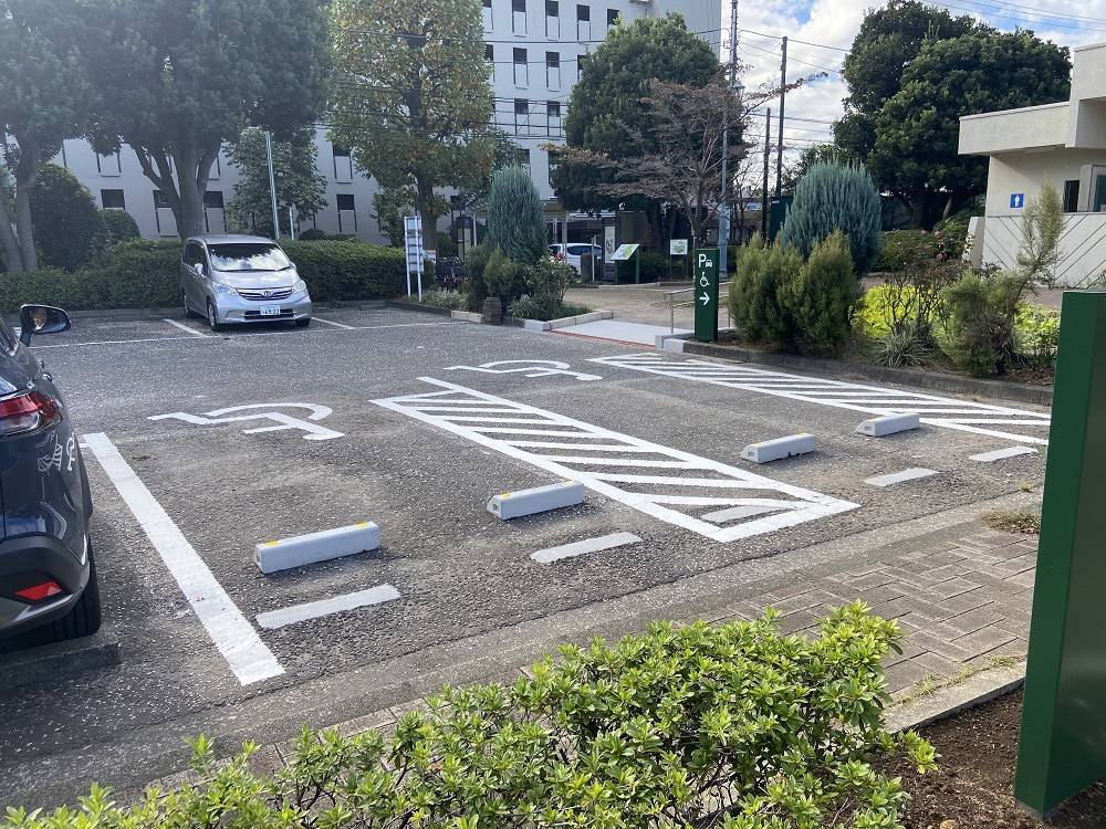 車いす利用者用駐車場スペースの写真
