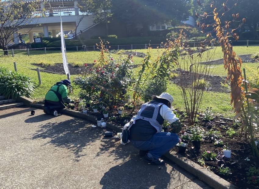 市民協働花壇の植え替え作業の写真