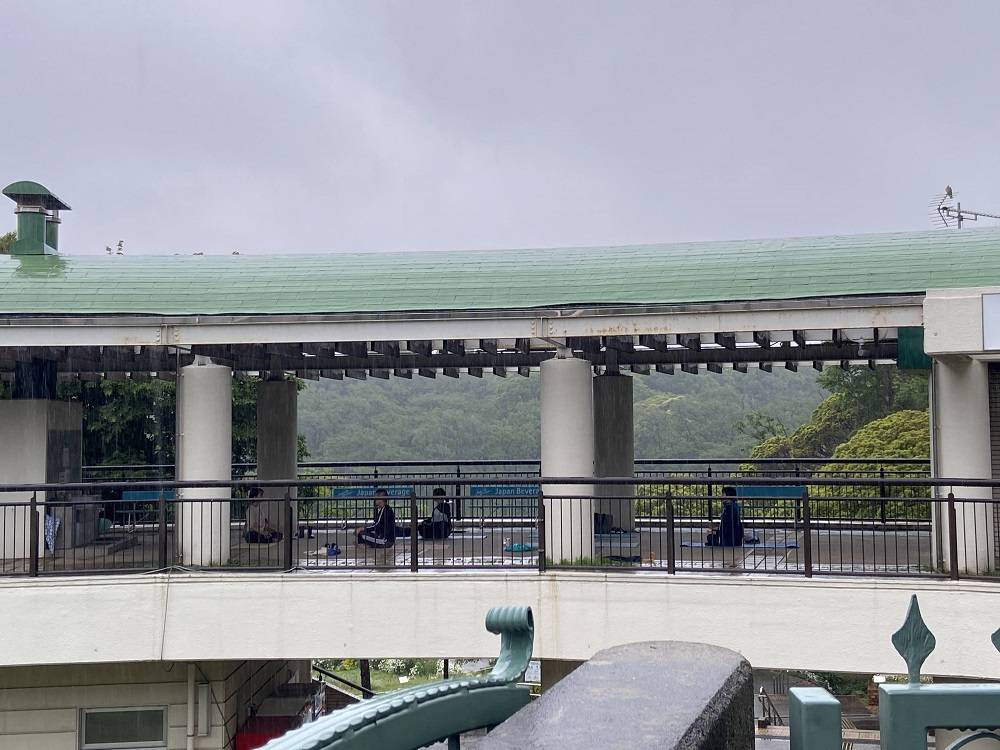 雨の日のパークヨガの写真
