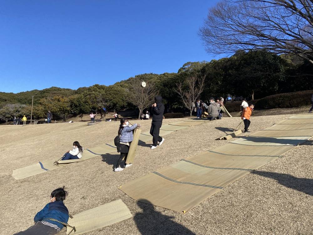 外遊び大作戦（ゴザすべり）の写真