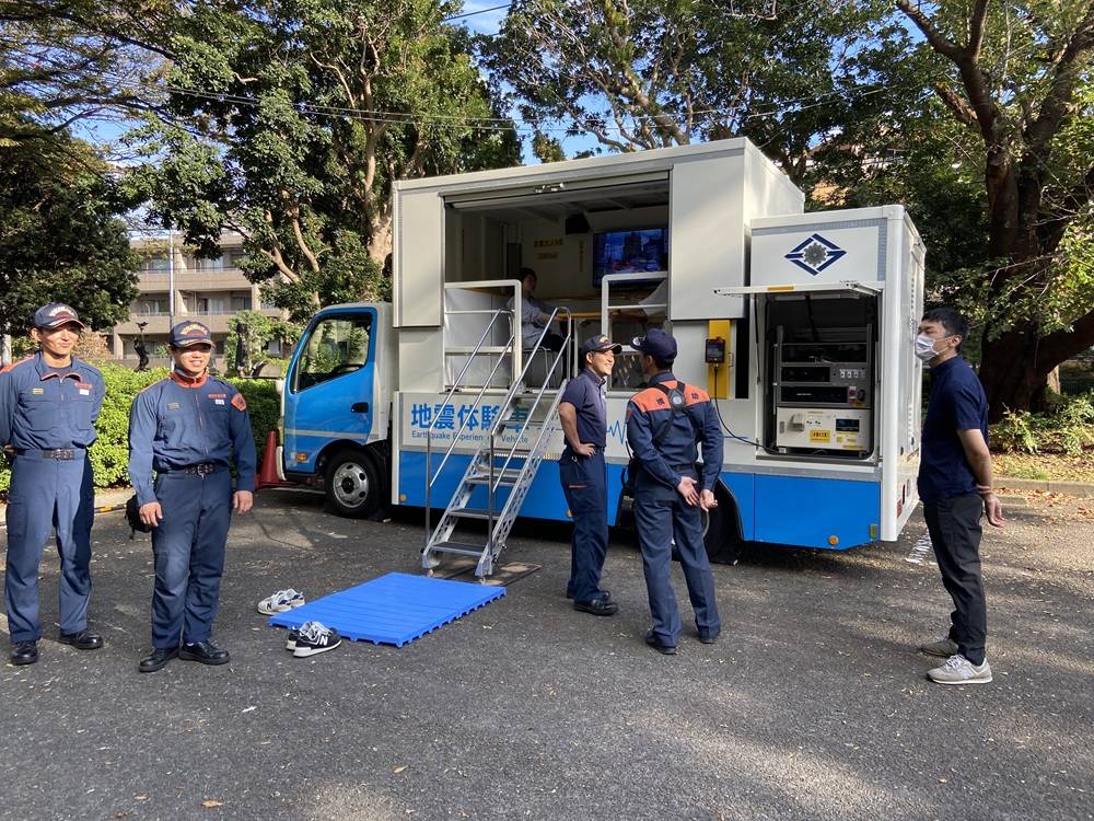 防災指導車（地震体験車）の体験会の写真