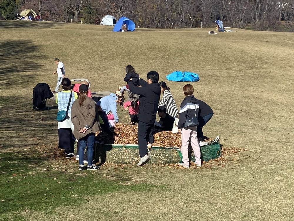 落ち葉プールで遊ぼう2.jpg