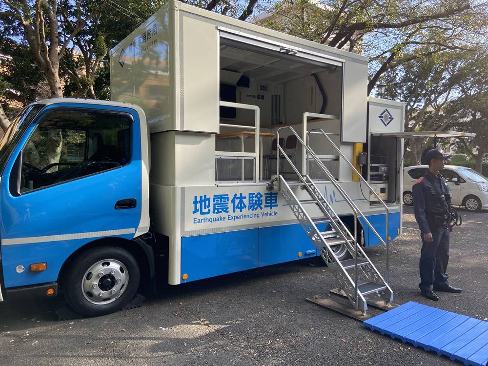 地震体験車2.jpg