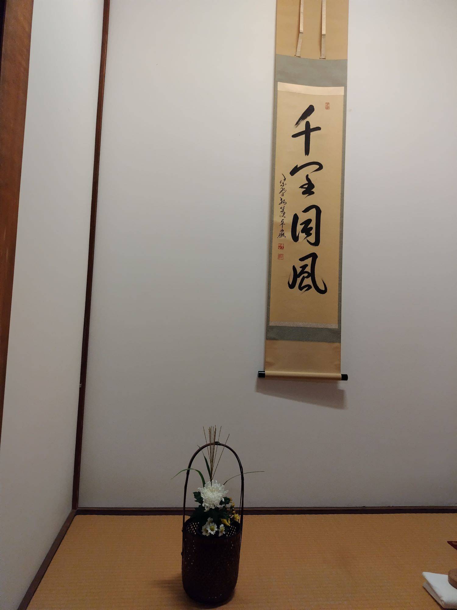 茶花と掛け軸.jpg