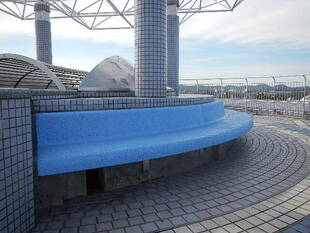 スカイブルーのベンチ