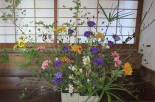  博文邸 　 邸内に季節の花を飾りました