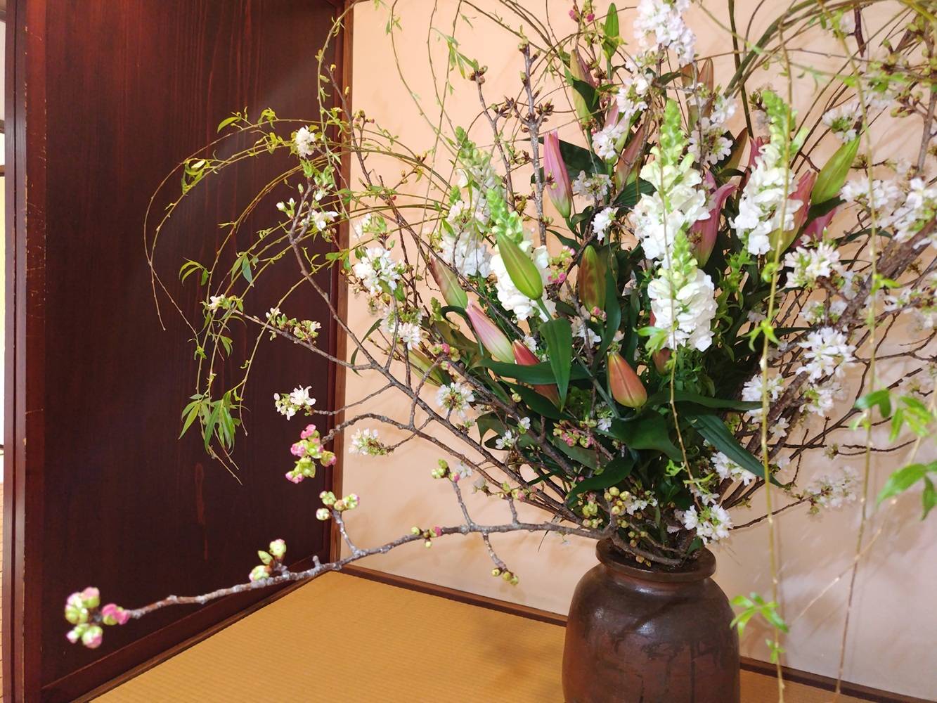 博文邸 季節の花の展示の写真