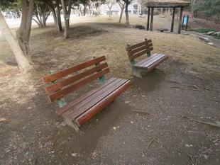 ベンチを塗装しました