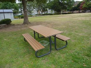 テーブルベンチを設置しました。