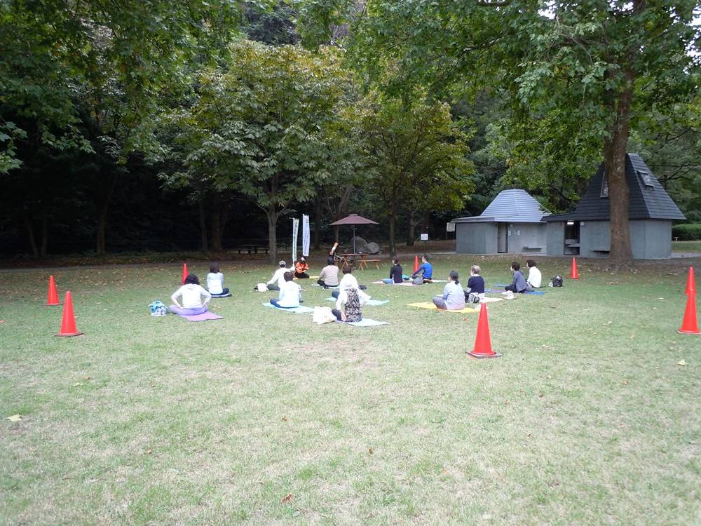 パークヨガを開催します。の写真