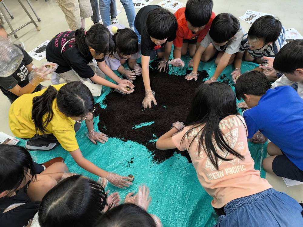 並木第一小にて【カブトムシ】の出前授業をおこないました。の写真