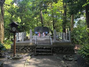 【横浜海軍航空隊】の鎮魂碑に黙祷を捧げました。