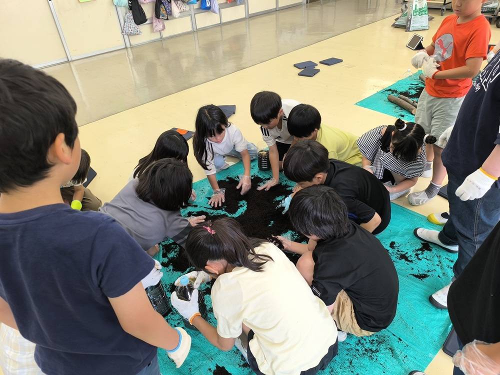 6堆肥つめ.jpg