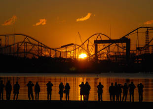 ジェットコースターの向こうに初日の出！