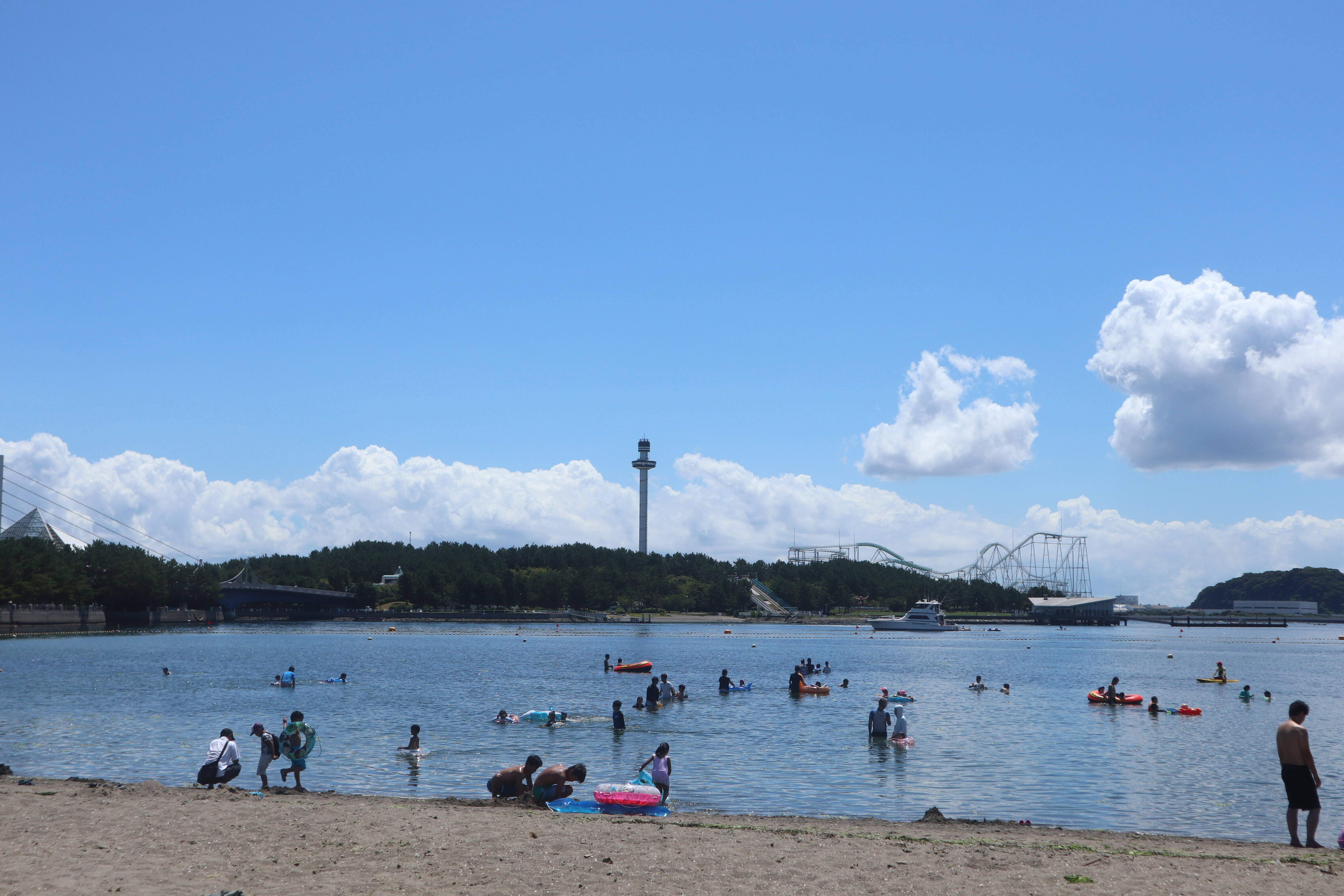 海の公園は絶好の海水浴日和の写真