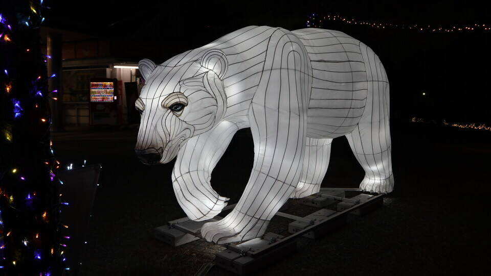 八景島駅前にシロクマ現るの写真