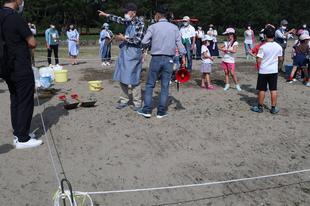 砂浜で塩づくり体験！